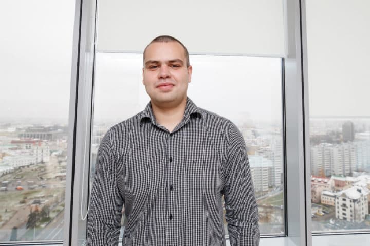 Копирайтер Андрей попал на стажировку в бизнес-аналитики, но получает в 4 раза меньше.